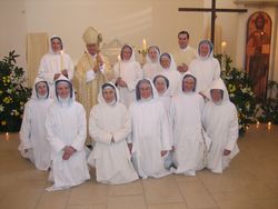 Zum Foto: Bischof Algermissen mit den zwölf Schwestern des Konvents nach dem Gottesdienst – links und rechts vom Bischof die beiden ewigen Professen, Sr. Theanna und Sr. Pierre-Marie, neben dieser Priorin Marie-Ange und Diakon Wick.